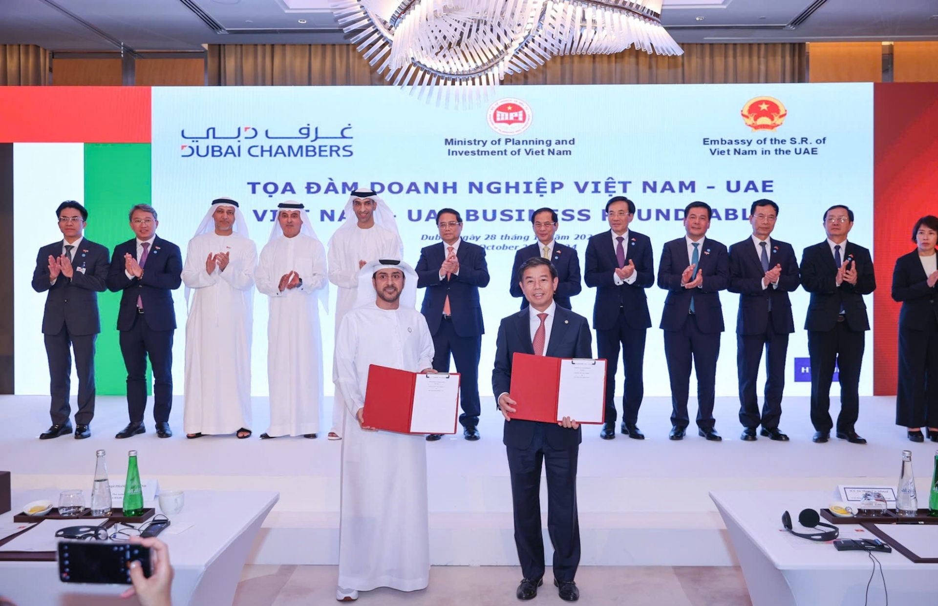 Ông Nguyễn Việt Quang, Phó Chủ tịch Vingroup và đại diện AD Ports Group trao MOU trước sự chứng kiến của Thủ tướng Chính phủ Phạm Minh Chính.